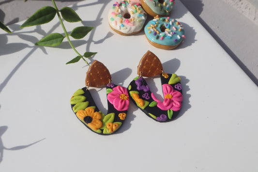 VC pick ‘a’ mix arch dangles. Mixed media. Have small flaws. All are discounted and have nickel free findings and resin backs ‘Summer days’